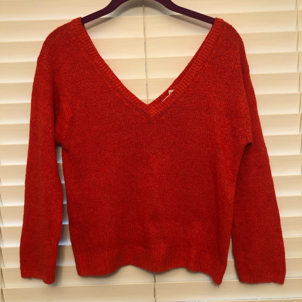🎁VARIATIONS Red V Line Sweater🎁